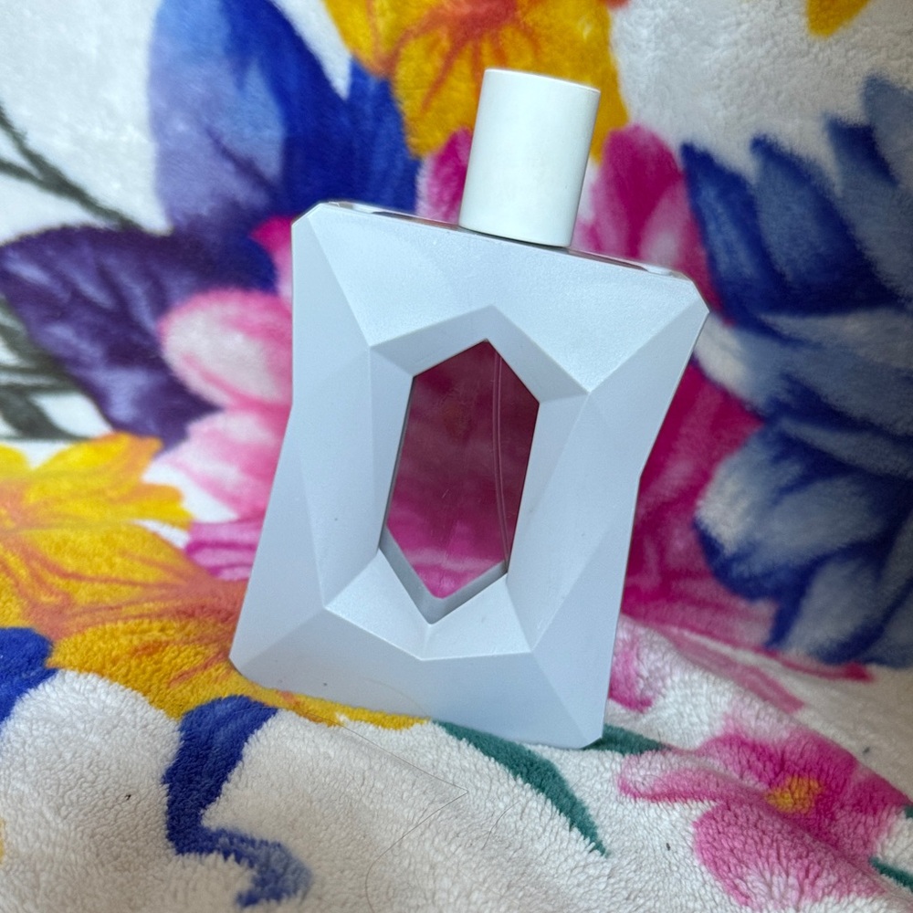 Ariana Grande God is a Woman Perfume - Picture 2 of 3
